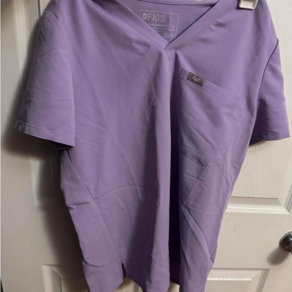 Figs Women’s Lavender Short Sleeve Scrub Top & Jogger Set